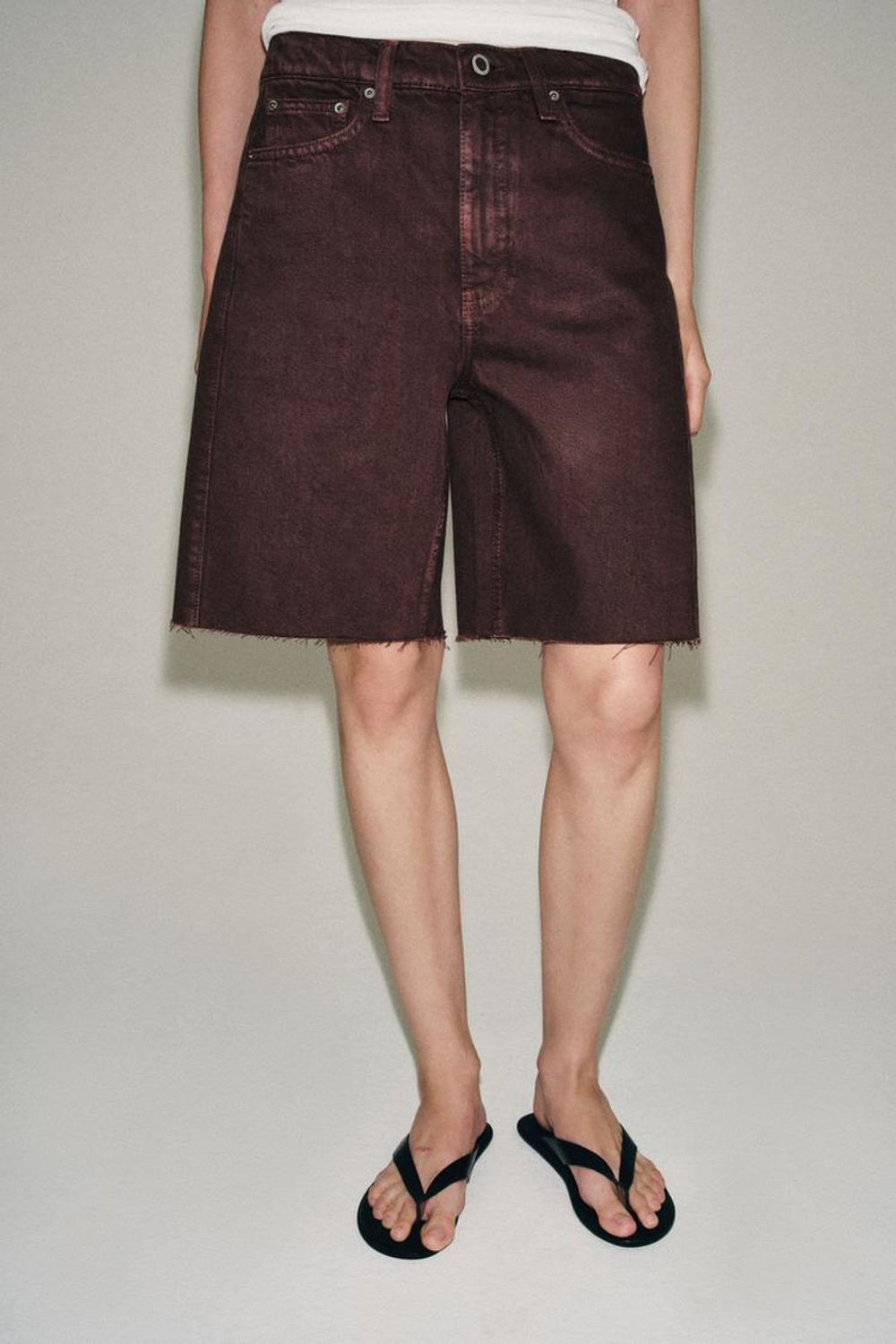 ZARA ДЖИНСОВЫЕ ШОРТЫ RELAXED СО СРЕДНЕЙ ПОСАДКОЙ — ZW COLLECTION, ТЕМНО-ГРАНАТОВЫЙ