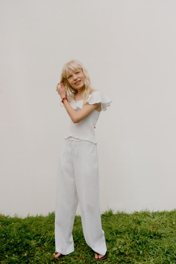 ZARA ФУТБОЛКА ИЗ ЛЬНА С УЗОРОМ «СОТЫ», ЖЕЛТОВАТО-БЕЛЫЙ