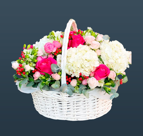 Букет цветов в корзине Белая магия