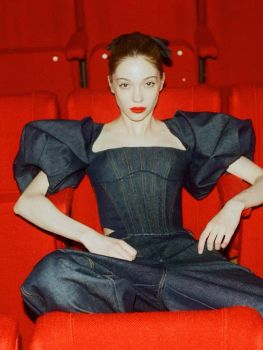 Топ корсетного типа из денима с пышными рукавами