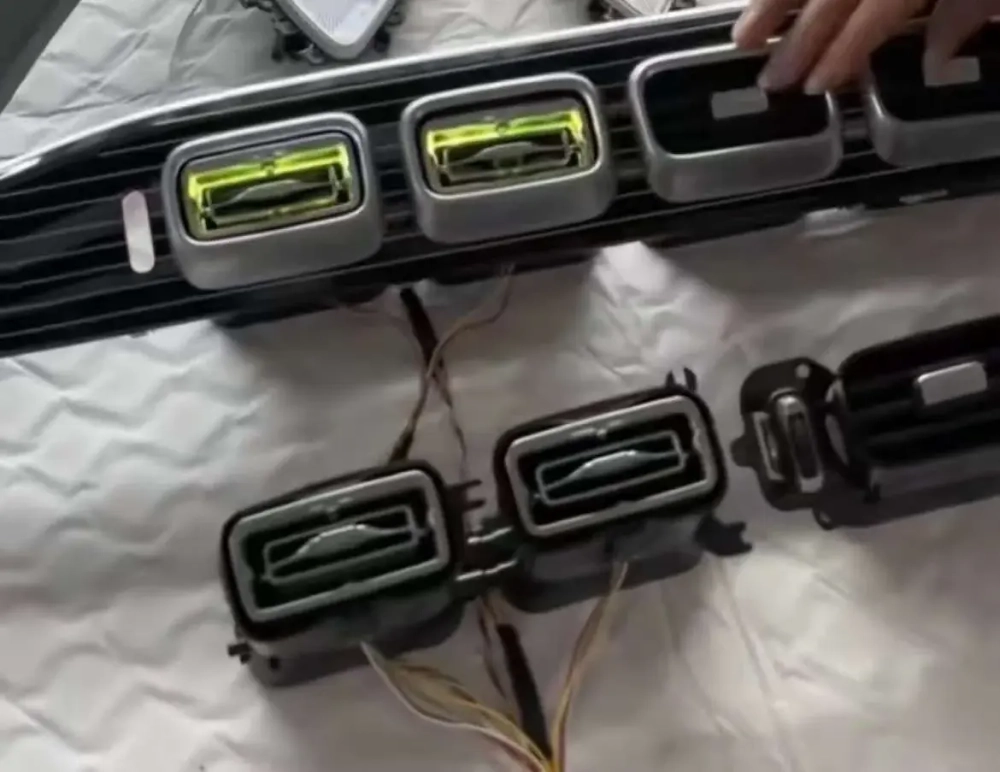 Воздуховоды с подсветкой 64 цветов для панели приборов GLS X167 2019+ (многоцветная) Мерседес Бенц ГЛС