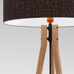 Текстура натурального ясеня и льняного абажура торшера крупным планом