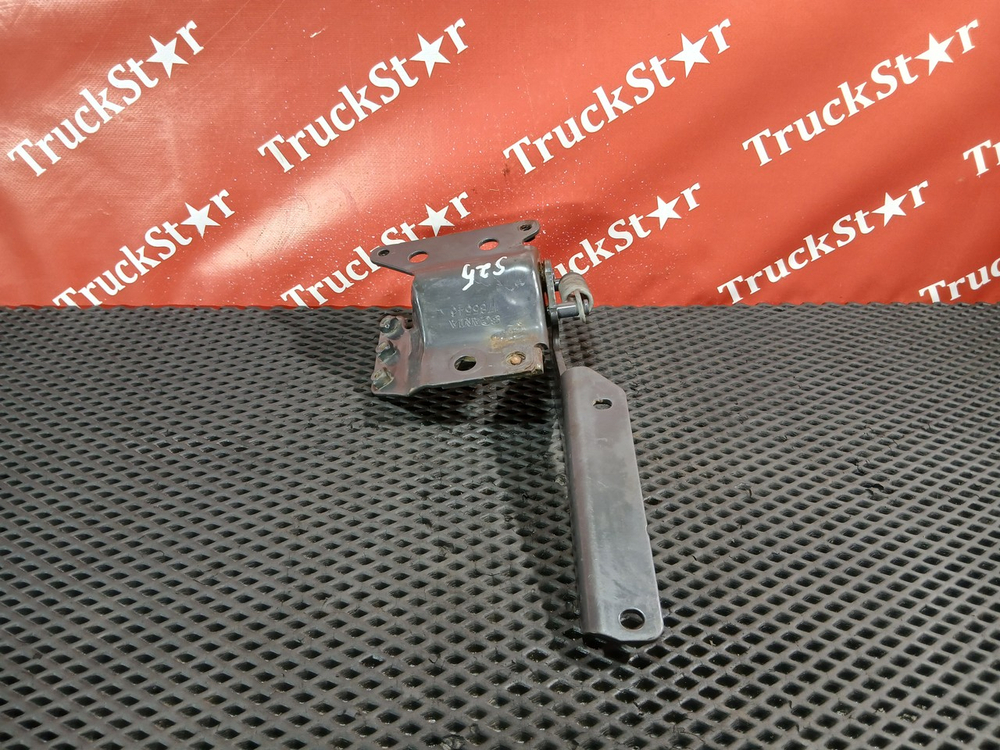 Петля капота левая