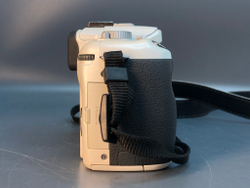 Panasonic DMC-G5 Kit 14-42mm, внизу след от штатива