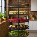 Подвесная сушилка prodry modulable 95х6 с шестью ярусами, наполненными фруктами, ягодами и зеленью, на фоне кухни