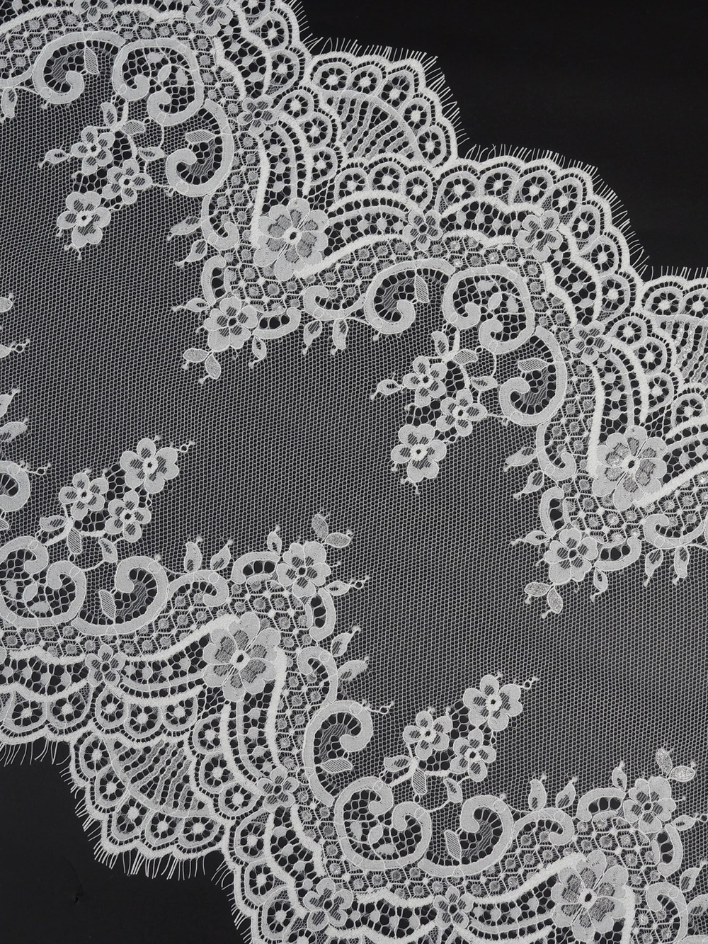 Кружево шантильи теплое белое неэластичное ширина 36 см КУПОН 3 м (грязь)