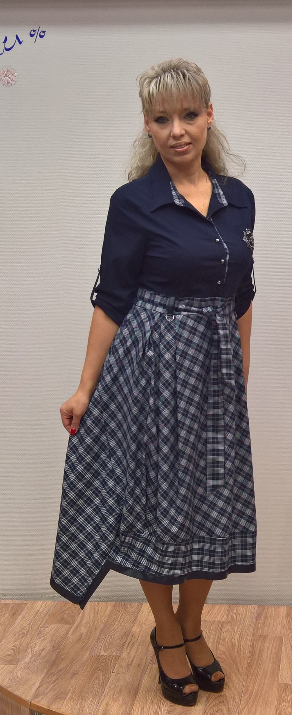 Синее комбинированное платье с поясом