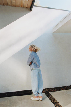 ZARA КУРТКА-ТРАКЕР ИЗ РЕЛЬЕФНОЙ ТКАНИ, СИНИЙ/БЕЛЫЙ