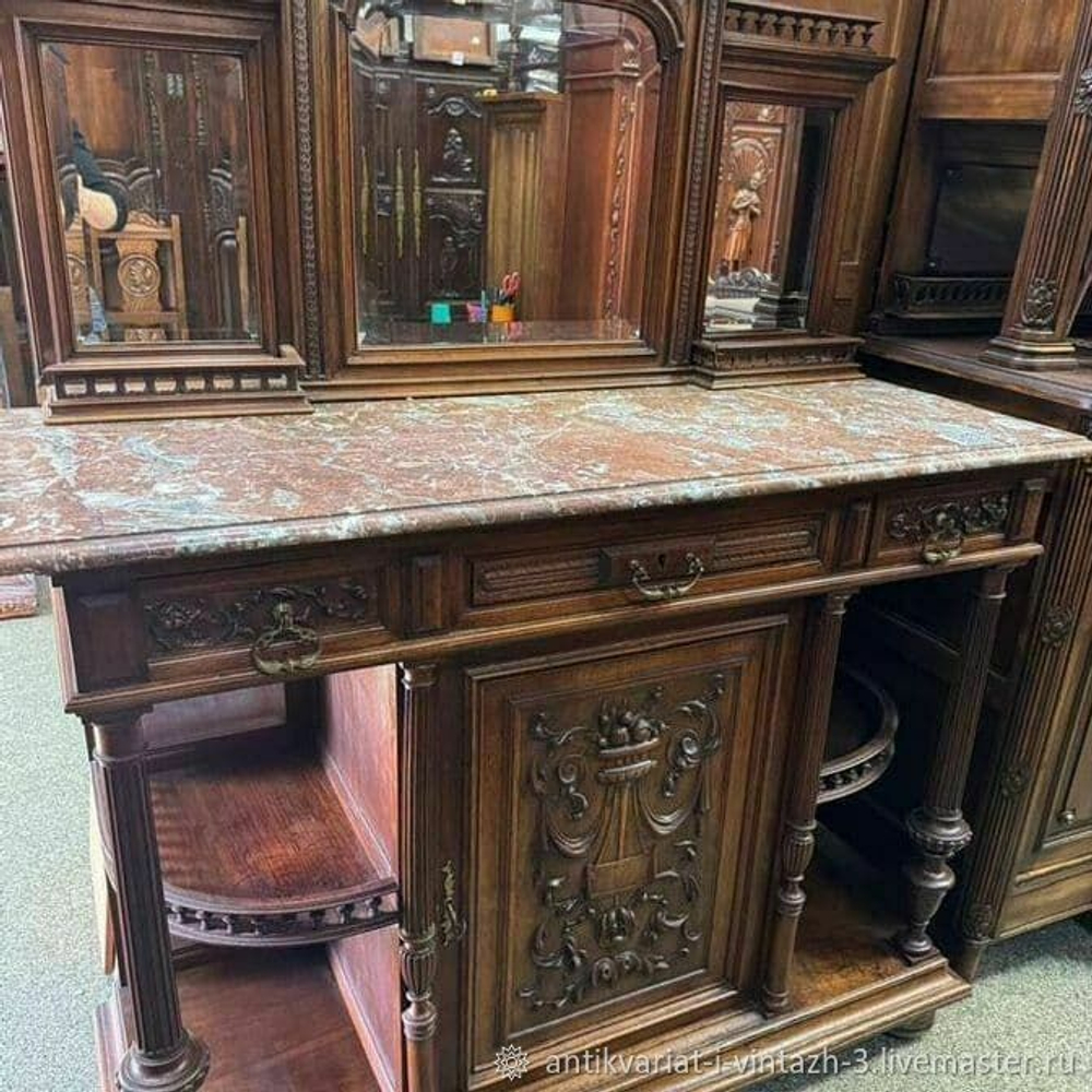 Старинный комод с зеркалом