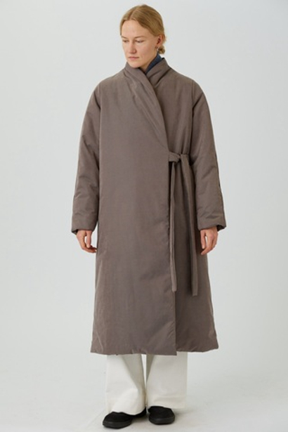 Зимнее пальто на запах из серо-коричневой бархатистой мембраны