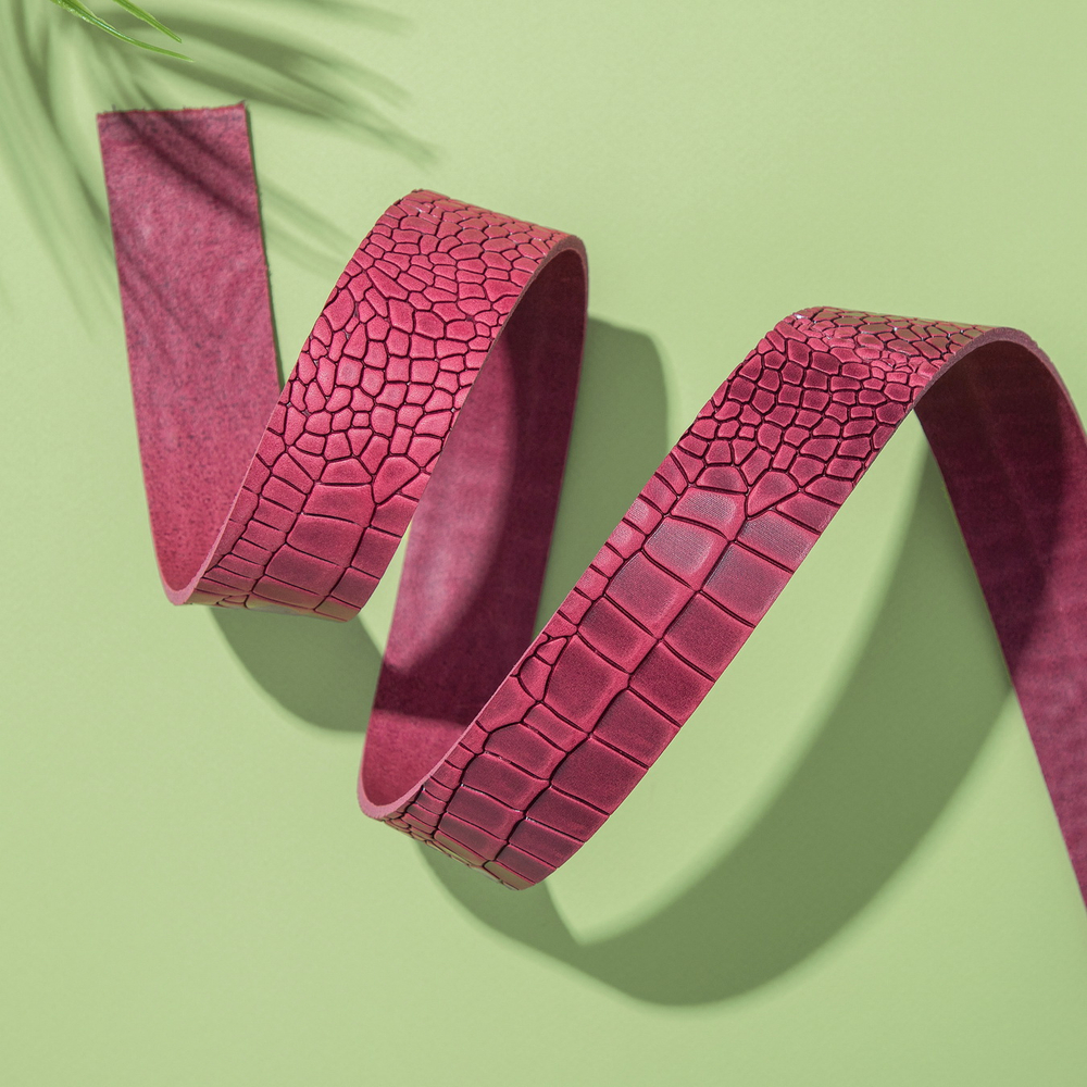 Бордовая кожа для ремня