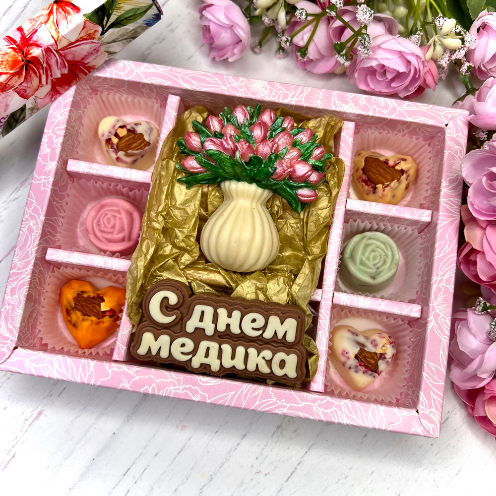 Шоколадный подарок "С Днём медика. Ваза с тюльпанами": шоколадка-надпись и 6 конфет ручной работы