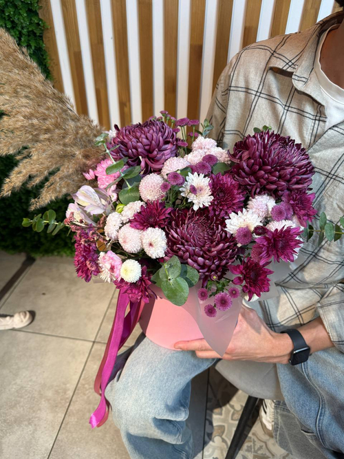 Композиция "Невинность", хризантема винная, дубки, альстромерия, камыш