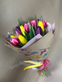 Букет ярких тюльпанов