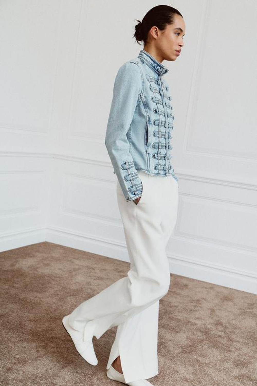 ZARA ПРИТАЛЕННАЯ ДЖИНСОВАЯ КУРТКА С ПУГОВИЦАМИ — ZW COLLECTION, ГОЛУБОЙ