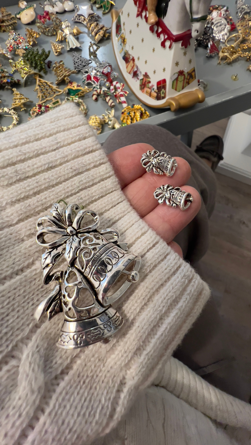 Новогодний комплект колокольчики брошь и серьги