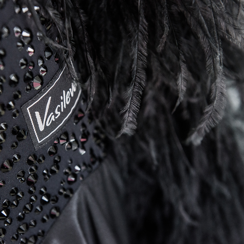 платье с перьями