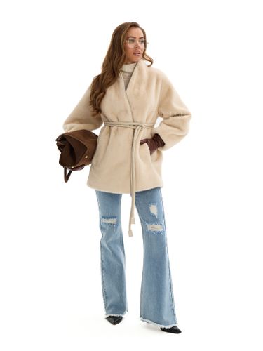 Бежевая шуба из эко-меха с поясом