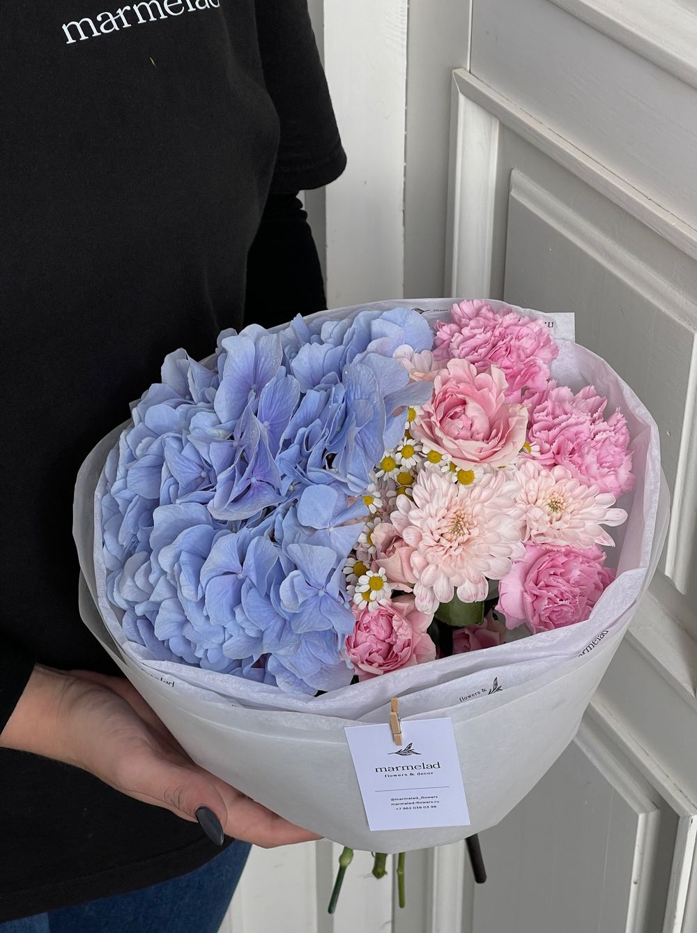 Букет с гортензией, ромашкой и кустовой пионовидной розой