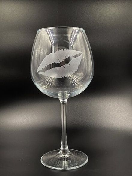 Винный бокал «Отпечаток губ»