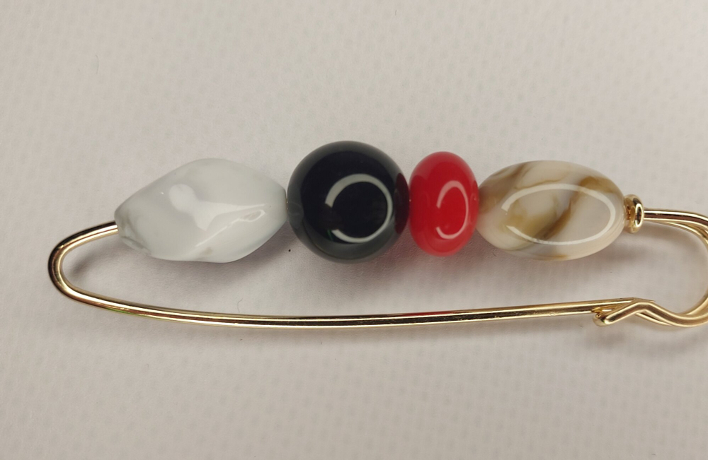 Булавка брошь "Цветные камешки" для кардигана, пальто, платков, костюмов, одежды. Цвет серый красный