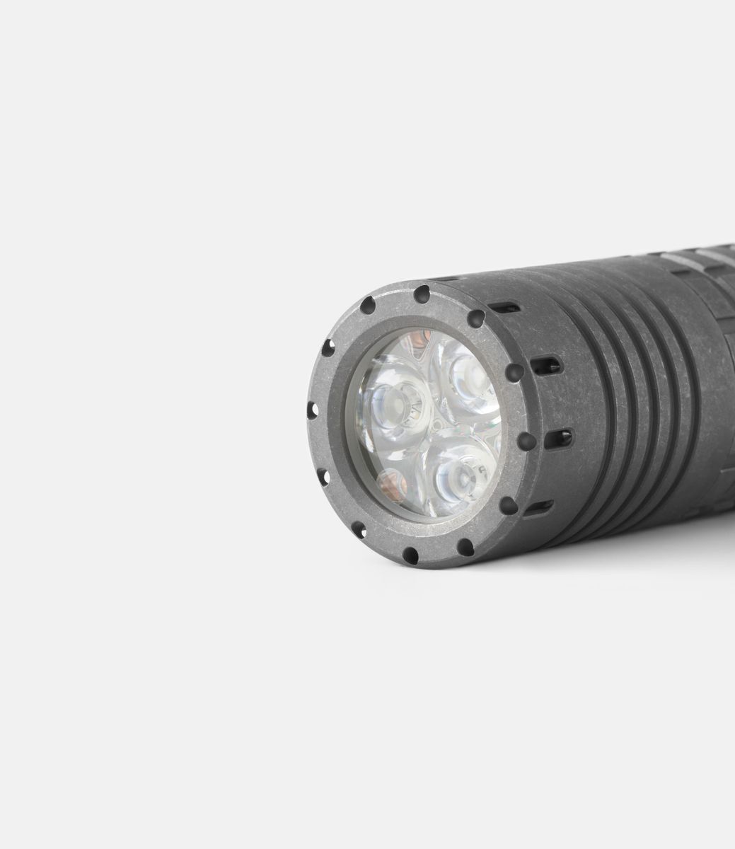 Rey Light Dawn Titanium Stonewashed XP-L HI — фонарик из титана
