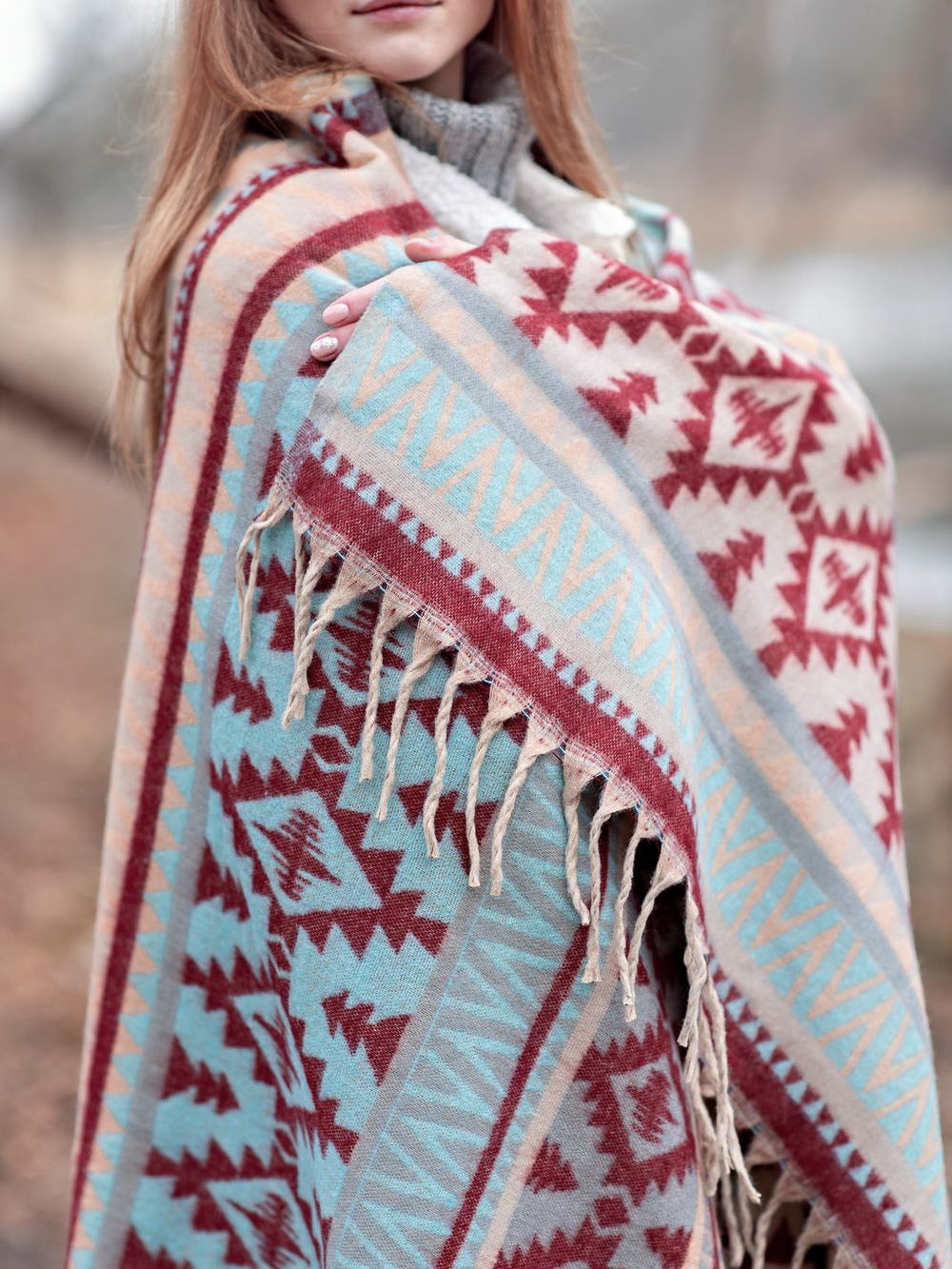 Теплый палантин с орнаментом