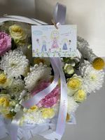 Корзина сборная из кустовой пионовидной розы, диантусов, хризантемы и маттиолы