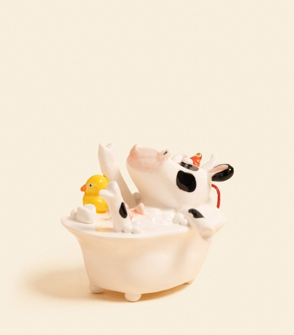 Елочная игрушка – Корова в ванной | Александра Маврина