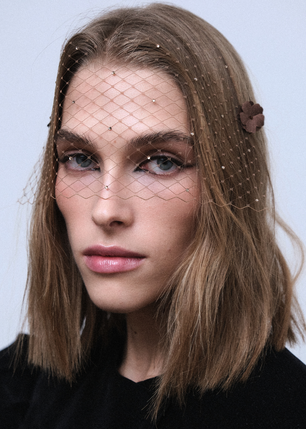 Вуаль коричневого цвета с цветами