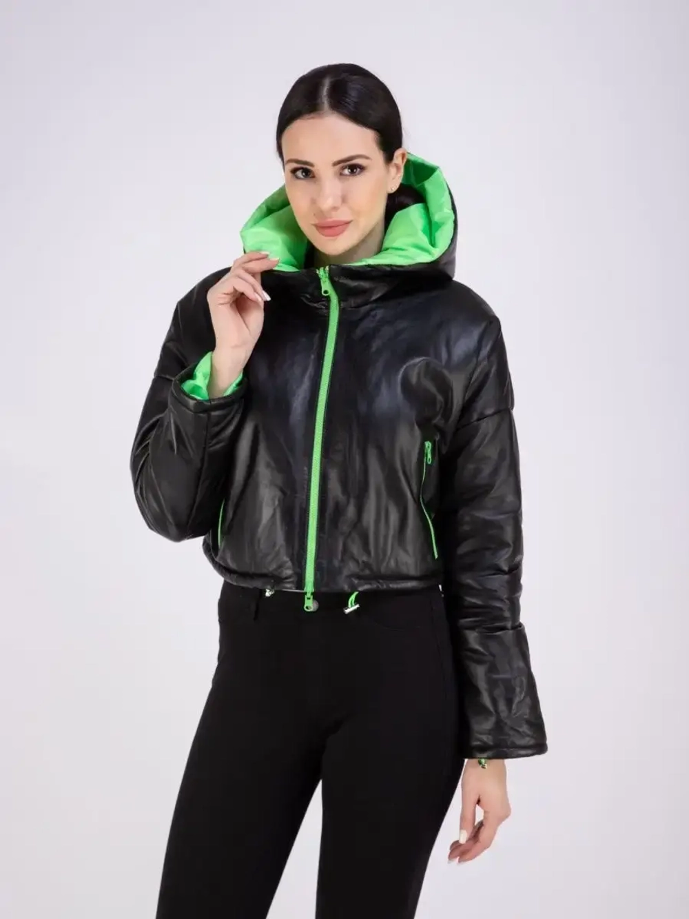 Куртка кожаная короткая утепленная с капюшоном демисезон