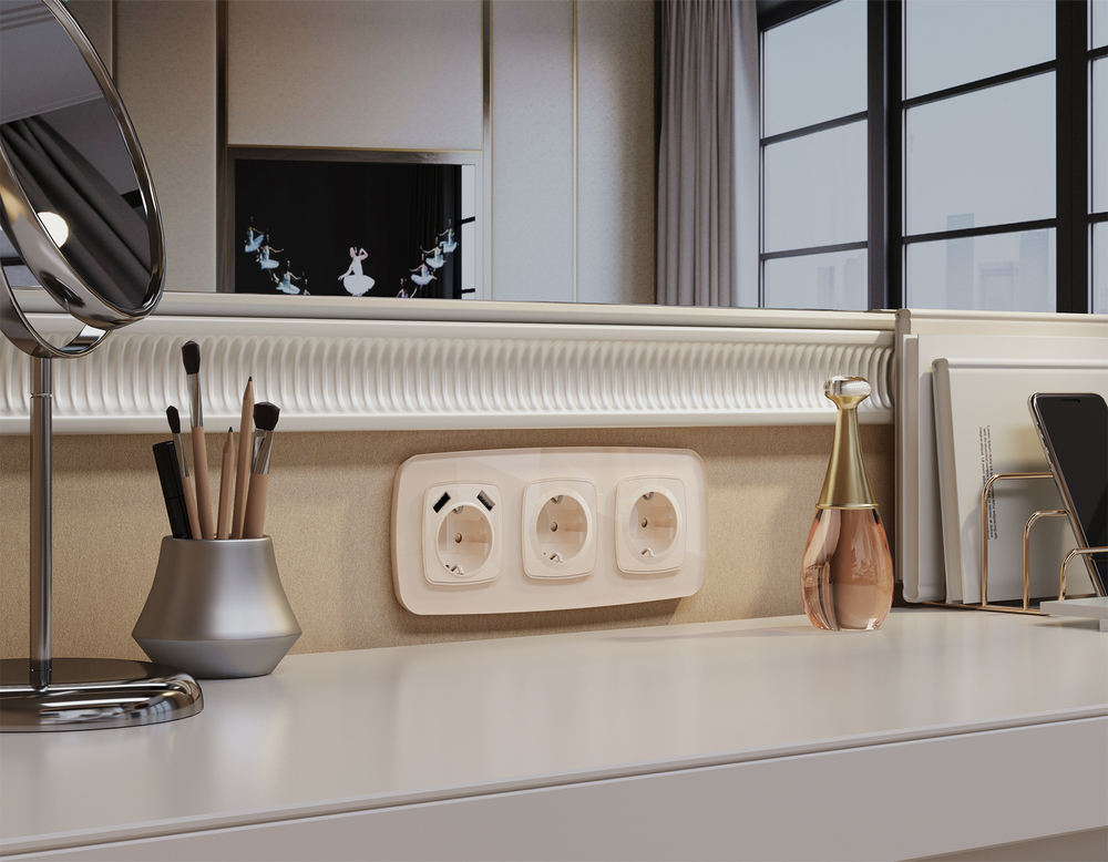 MO307010 Комплект механизма электрической розетки OMEGA Бежевый глянец с/з с шторками QUANT (OP3070, VM141)