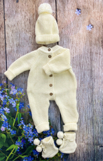 Вязаный комплект на выписку 6 предметов  "Twin" (Од. ут., бант, пин., комбинезон, шапка, нат. компл) (Цвет: Фиолетовый)