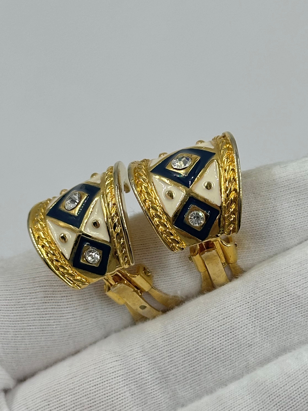 Клипсы с кремовой и синей эмалью