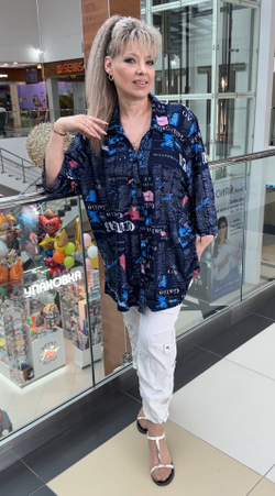 Рубашка-туника с газетным принтом в темно-синей гамме