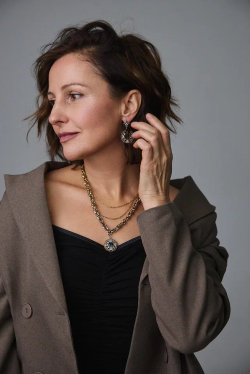 Серьги пусеты с королевской лилией и круглым подвесом с синими и светлыми кристаллами