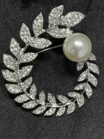 Брошь-кулон "Ветка-венок с жемчужиной"