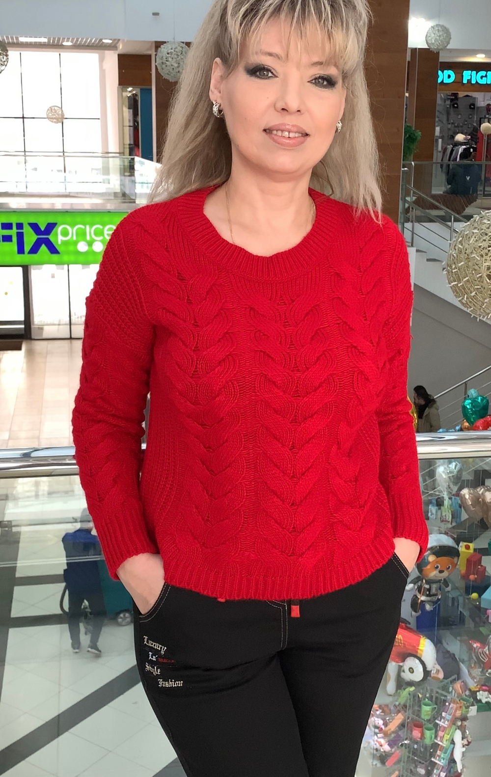 Красный джемпер в"косах"