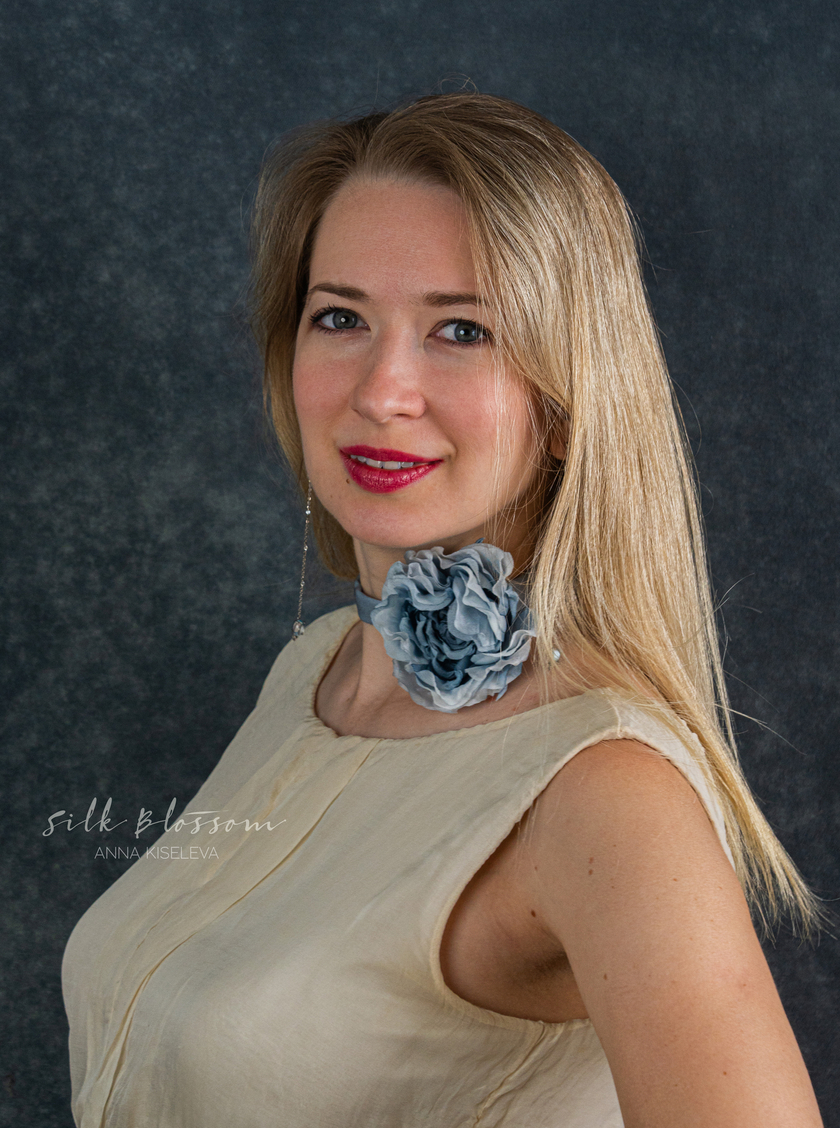 Серо-голубая роза на чокере