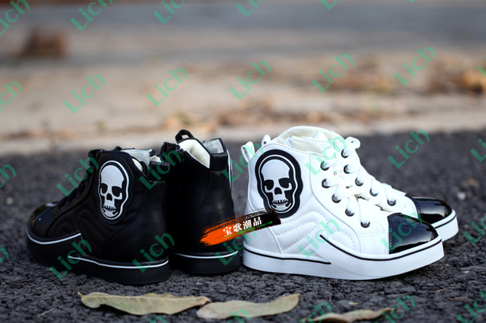 Ботинки на шнуровке с аппликацией черепа и лаковым носом