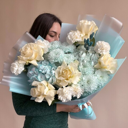 Бело-голубой букет L с французской розой, гортензией, хризантемой