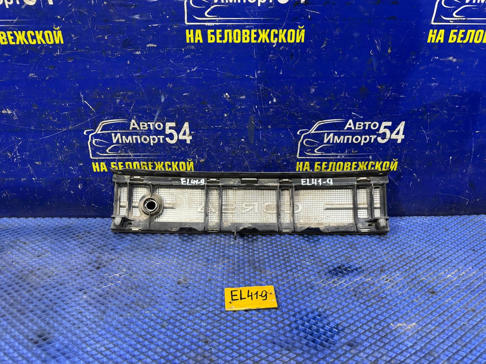 Вставка в багажник центральная TOYOTA CORSA 1991