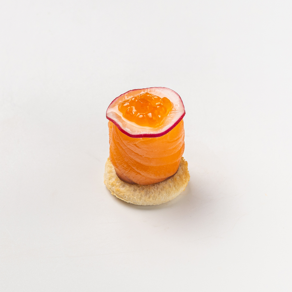 Бокс канапе с дальневосточным лососем и рулетиками из креветок с семгой