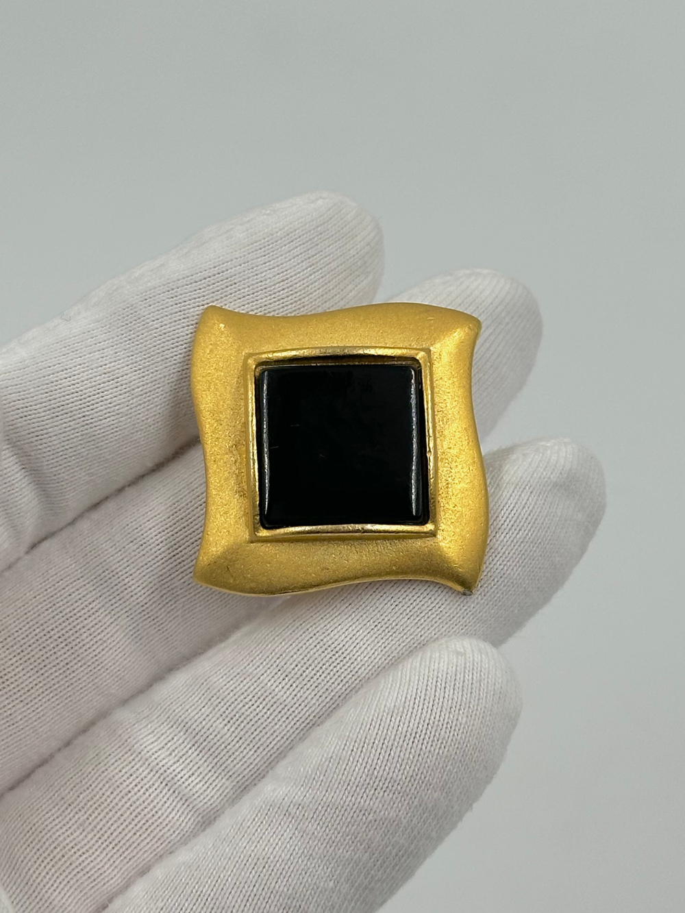 Накладка на пуговицу с чёрной вставкой