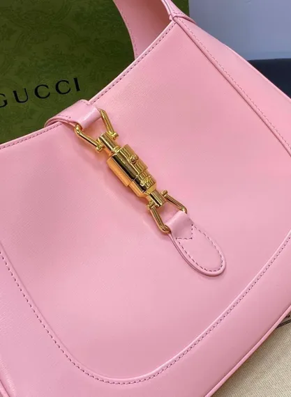 Маленькая сумка-хобо Gucci Jackie 1961 розовый
