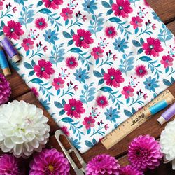 Ткань атлас ярко-розовые цветы на белом фоне