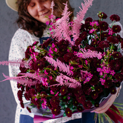 53. Букет с хризатемами сантини в бордовых оттенках