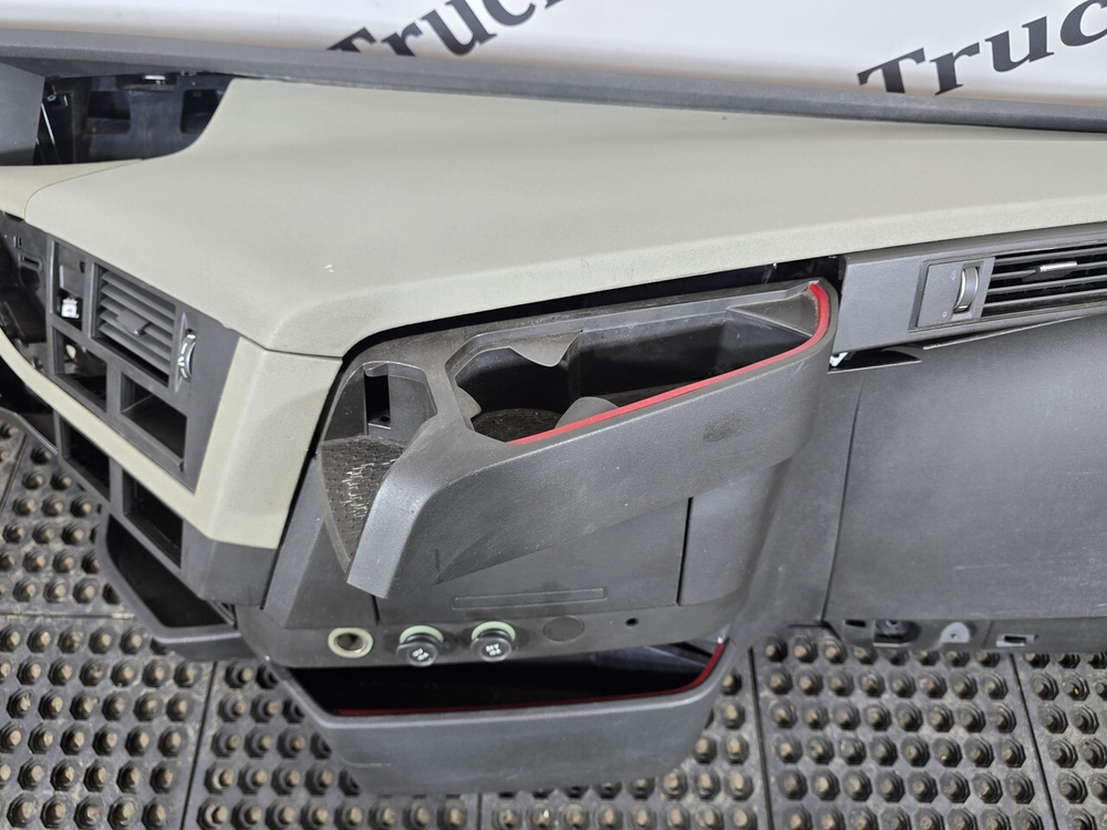 Торпедо салона кабины в сборе