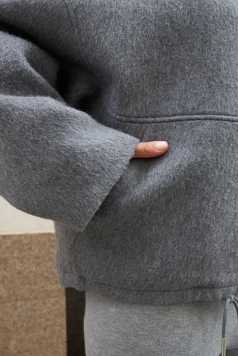 Утепленная серая куртка с капюшоном