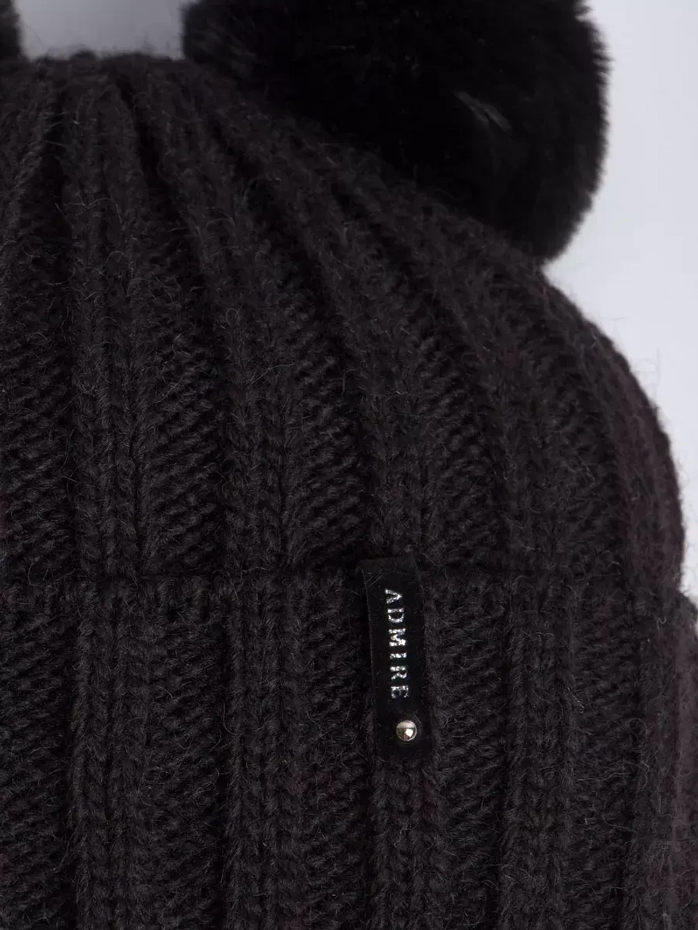 Шапка детская вязаная с помпонами и снуд